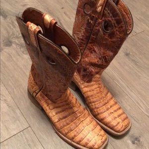 Women’s size 8 rocky brand caiman boots.